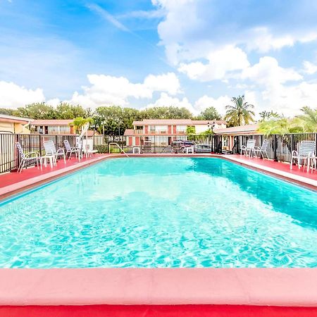 פלורידה סיטי Econo Lodge Inn & Suites מראה חיצוני תמונה