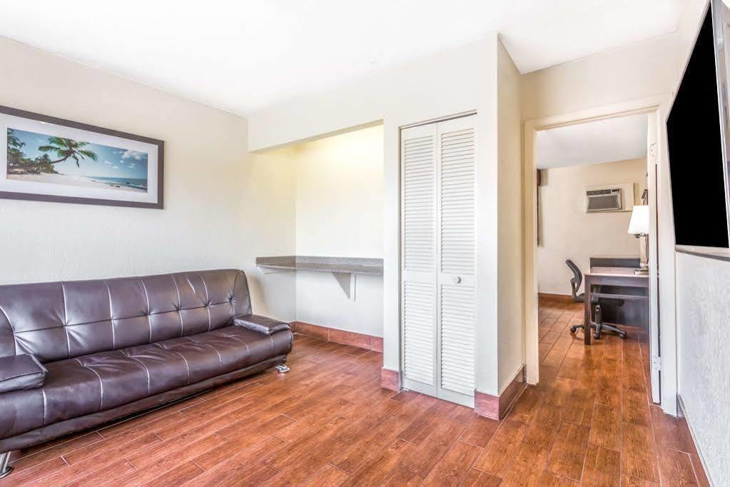 פלורידה סיטי Econo Lodge Inn & Suites מראה חיצוני תמונה