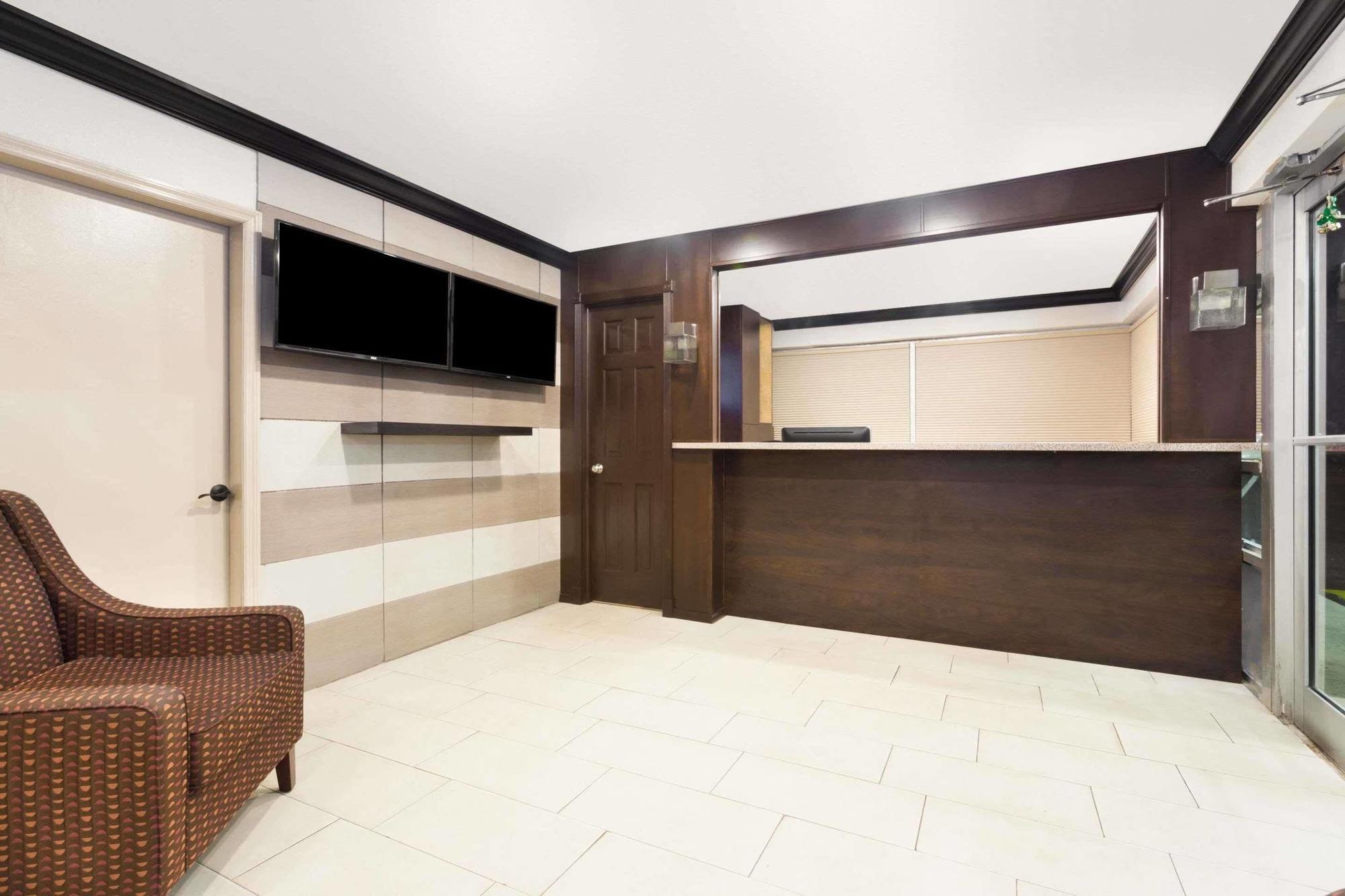 פלורידה סיטי Econo Lodge Inn & Suites מראה חיצוני תמונה