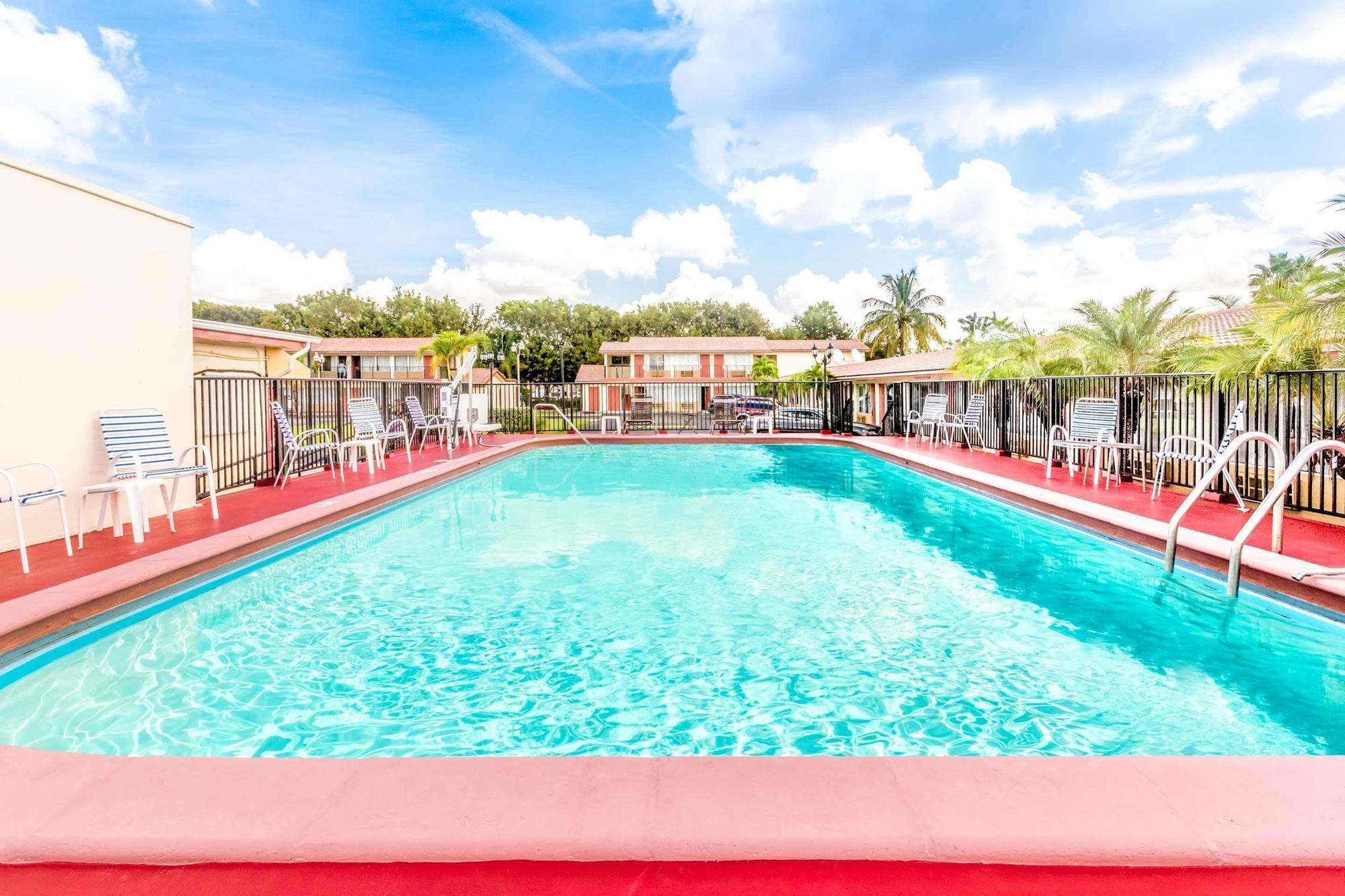 פלורידה סיטי Econo Lodge Inn & Suites מראה חיצוני תמונה