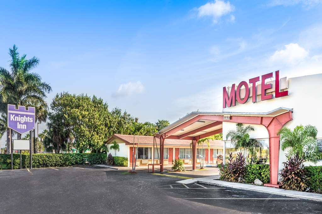 פלורידה סיטי Econo Lodge Inn & Suites מראה חיצוני תמונה